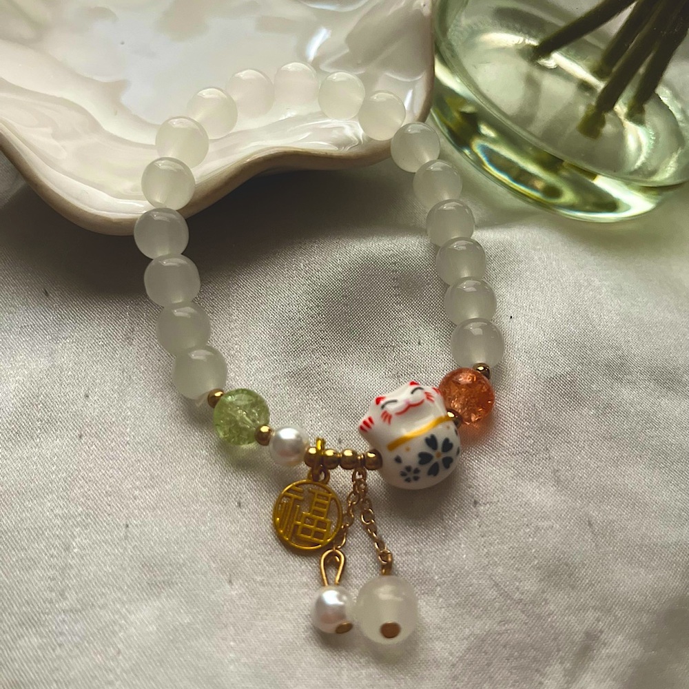 Handmade White Beaded Bracelet 🐱